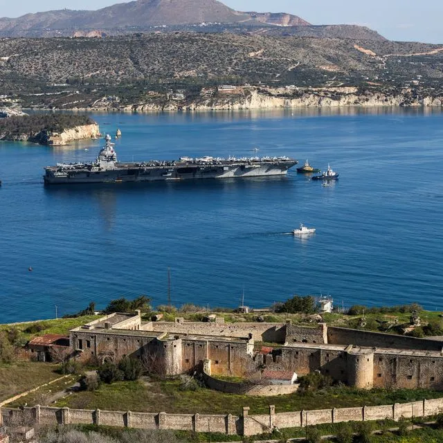 Θρίλερ κατασκοπείας στη Σούδα – Οι φωτογραφίες στο κινητό του Γεωργιανού