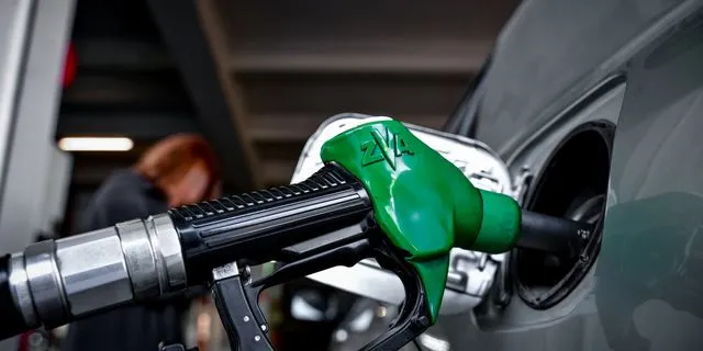 Γιατί κυβέρνηση επέλεξε πάλι fuel pass και όχι μείωση του ΕΦΚ στα καύσιμα