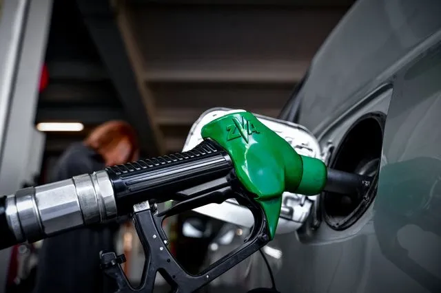 Γιατί κυβέρνηση επέλεξε πάλι fuel pass και όχι μείωση του ΕΦΚ στα καύσιμα