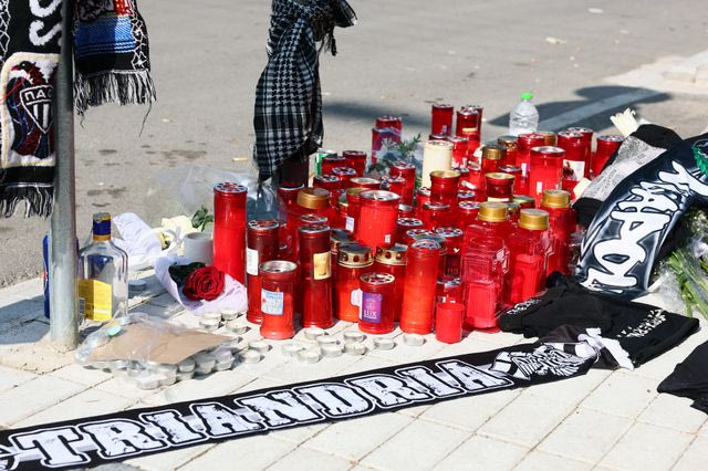 Πότε αποφασίσαμε ότι δε μας νοιάζει και τόσο που μαχαιρώνονται για το ποδόσφαιρο;