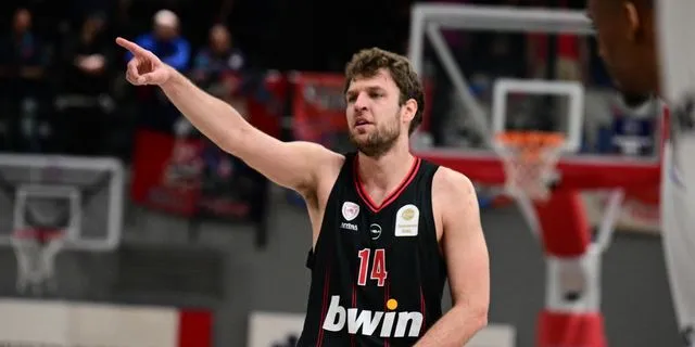 Έκανε το 20/20 με Βεζένκοβ, σε επεισοδιακό ματς με τον μαχητικό Ιστορικό