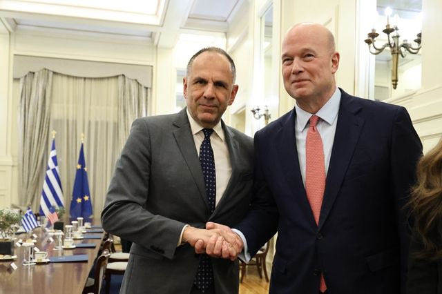 Συνάντηση Γεραπετρίτη με τον αντιπρόσωπο των ΗΠΑ στο NATO Μάθιου Γουίτακερ