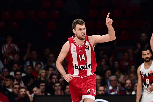 Ολυμπιακός – Μπασκόνια: Ο Βεζένκοβ έφτασε τους 3.500 πόντους στην EuroLeague