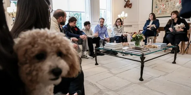 Συνάντηση Μητσοτάκη με Έλληνες που επαναπατρίστηκαν με τα ζώα συντροφιάς τους