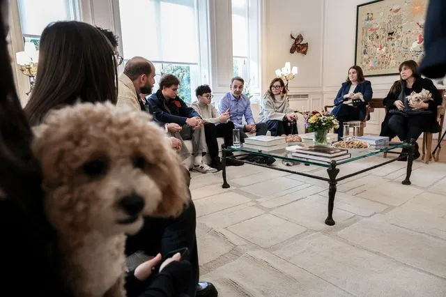 Συνάντηση Μητσοτάκη με Έλληνες που επαναπατρίστηκαν με τα ζώα συντροφιάς τους 