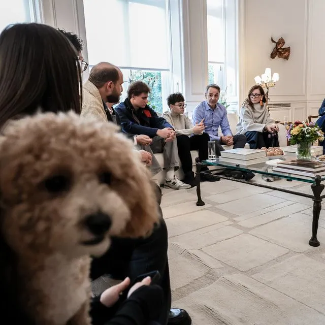 Συνάντηση Μητσοτάκη με Έλληνες που επαναπατρίστηκαν με τα ζώα συντροφιάς τους