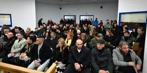 Τέμπη: Χωράνε 335 άτομα σε αίθουσα 305τμ;