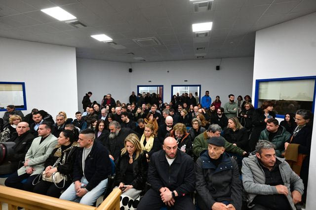 Τέμπη: Χωράνε 335 άτομα σε αίθουσα 305τμ;