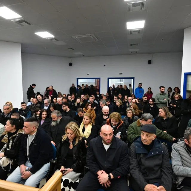 Τέμπη: Χωράνε 335 άτομα σε αίθουσα 305τμ;