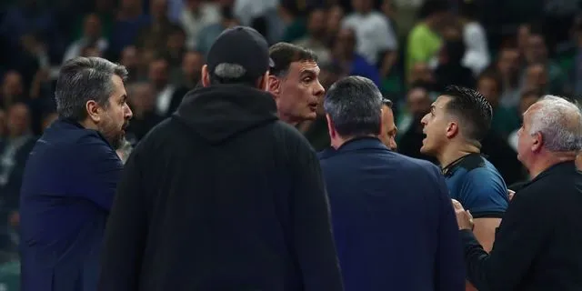 Καταγγελία Ολυμπιακού: “Άνθρωπος που συνόδευε τους διαιτητές είπε “φύγε από εδώ ρε μ@λ@κ@” στον Μπαρτζώκα”