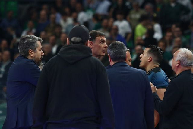 Καταγγελία Ολυμπιακού: “Άνθρωπος που συνόδευε τους διαιτητές είπε “φύγε από εδώ ρε μ@λ@κ@” στον Μπαρτζώκα”