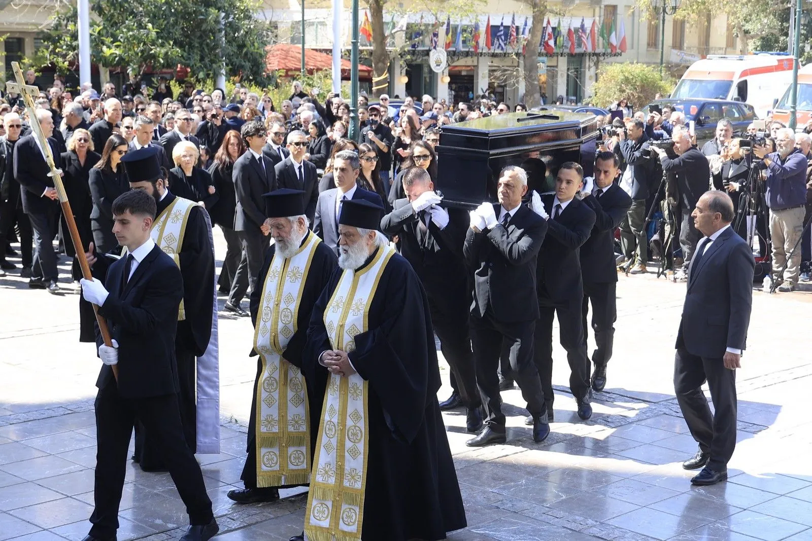 Μαρινέλλα: Ολοκληρώθηκε το λαϊκό προσκύνημα - Στη Μητρόπολη η σορός της