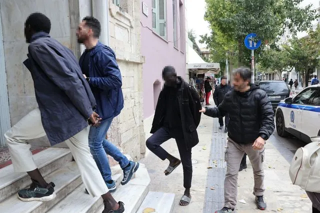 Κρήτη: Προσωρινά κρατούμενοι οι δύο κατηγορούμενοι που πέταξαν 22 σορούς στη θάλασσα