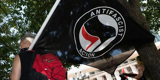 Reuters: Η κυβέρνηση του Τραμπ σχεδιάζει σύνοδο κατά των Antifa