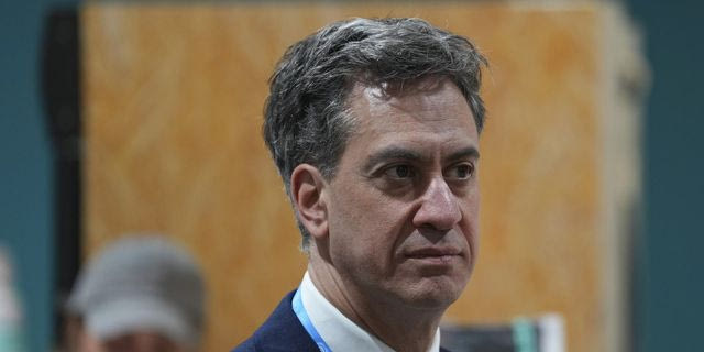 Μίλιμπαντ: Το Ηνωμένο Βασίλειο εξετάζει την πιο ενεργή συμμετοχή του στον πόλεμο