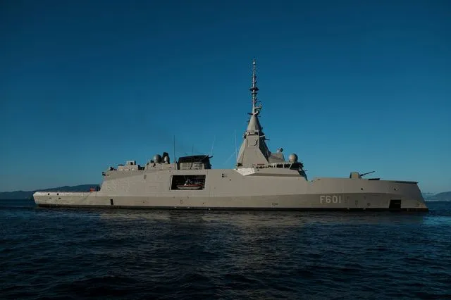 Πλάνα από τον απόπλου της φρεγάτας “Κίμων” για την Κύπρο