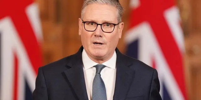 Στάρμερ: Αγανακτισμένος με Τραμπ και Πούτιν για την εκτόξευση των λογαριασμών ενέργειας