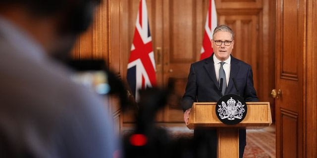 Στάρμερ: “Στέλνουμε ελικόπτερα στην Κύπρο – Χρήση των βάσεών μας μόνο σε περίπτωση άμυνας”