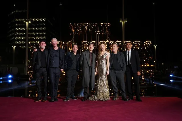 “Peaky Blinders: The Immortal Man”: Λάμψη αστέρων και τραγιάσκες στην πρεμιέρα στο Μπέρμιγχαμ