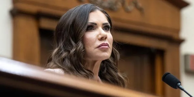 Τέλος η Κρίστι Νόεμ από υπουργός Εσωτερικής Ασφάλειας – Ποιος θα την αντικαταστήσει