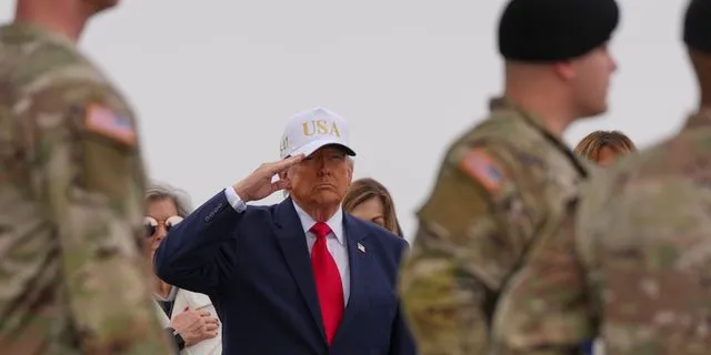 Ο Τραμπ σε επιστροφή νεκρών στρατιωτών στις ΗΠΑ
