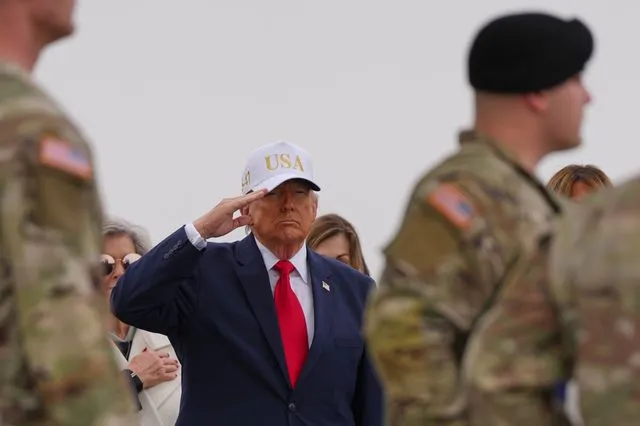 Ο Τραμπ σε επιστροφή νεκρών στρατιωτών στις ΗΠΑ