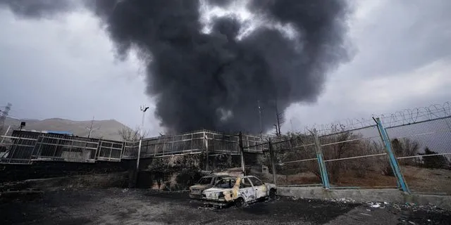 Γιατί ενώ υπάρχει επάρκεια σε πετρέλαιο, ακριβαίνει η βενζίνη;