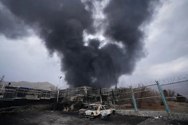 Γιατί ενώ υπάρχει επάρκεια σε πετρέλαιο, ακριβαίνει η βενζίνη;