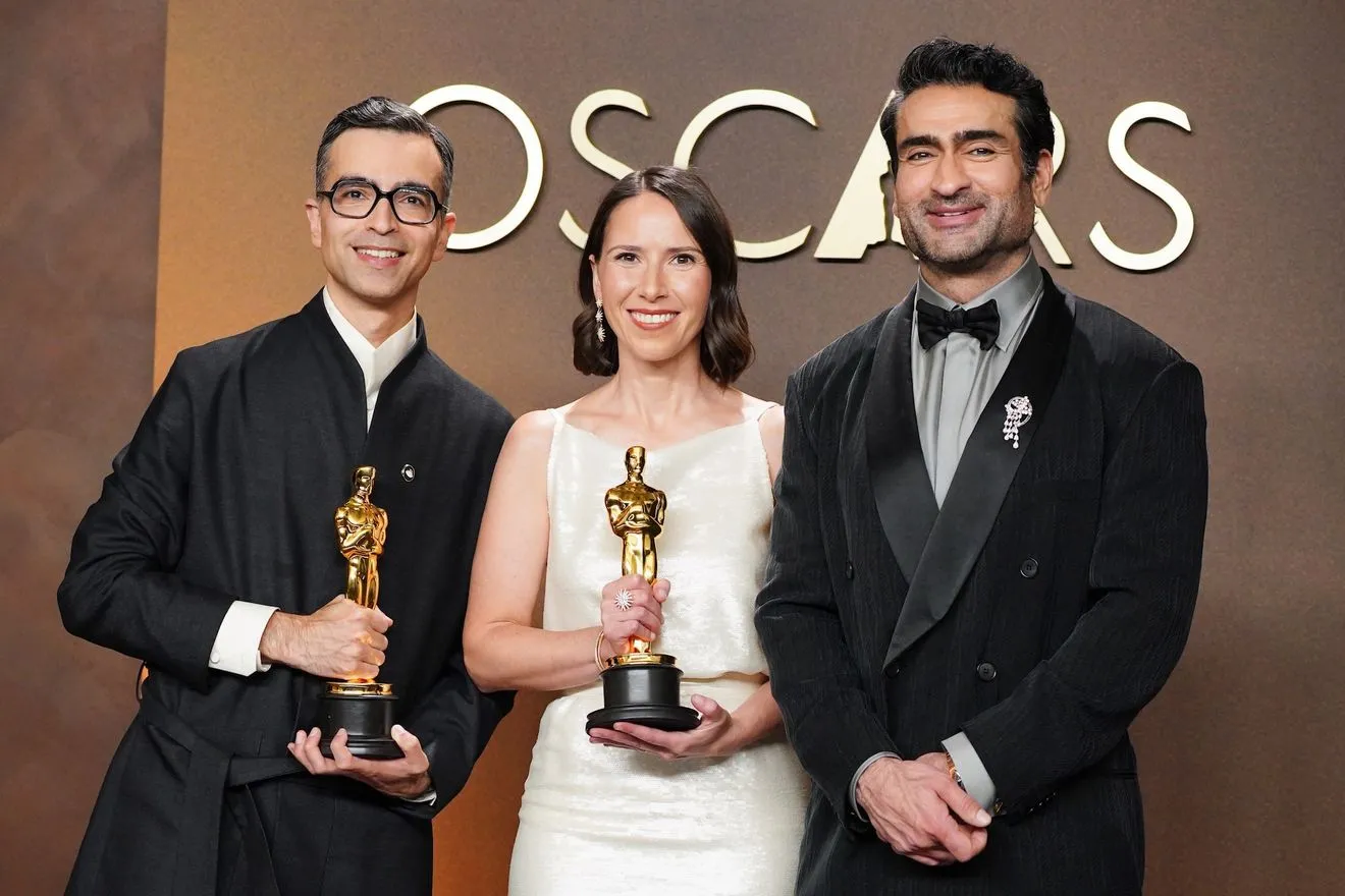 Ο Kumail Nanjiani, δεξιά, ο Alexandre Singhκαι η Natalie Musteata