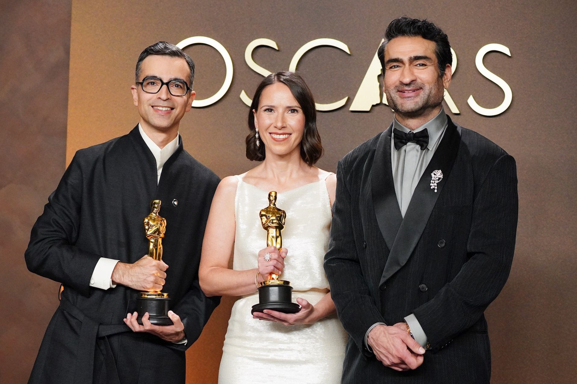 Ο Kumail Nanjiani, δεξιά, ο Alexandre Singhκαι η Natalie Musteata