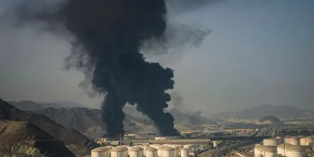 Διευρύνεται το μέτωπο του πολέμου: Πρώτη εκτόξευση πυραύλου από τους Χούθι – Χτυπήματα σε χώρες του Κόλπου