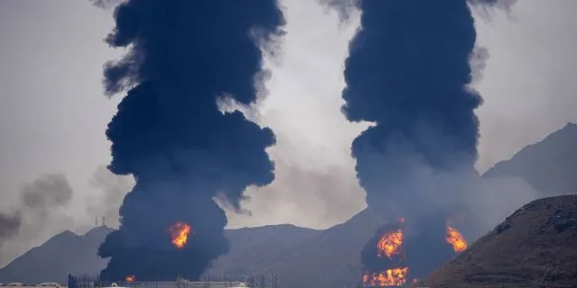 Φωτιά σε πετρελαϊκή εγκατάσταση στη Φουτζάιρα των Ηνωμένων Αραβικών Εμιράτων