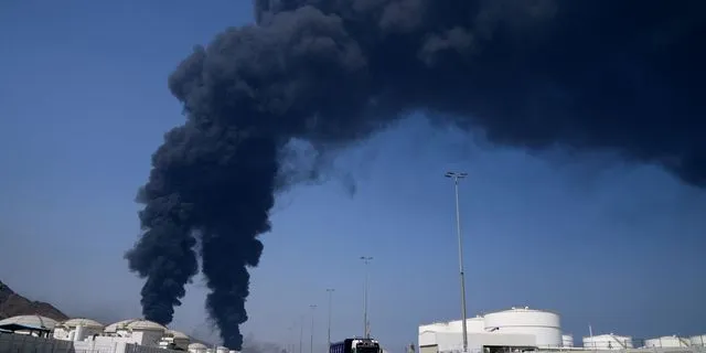 Φωτιά σε πετρελαϊκή εγκατάσταση στη Φουτζάιρα των Ηνωμένων Αραβικών Εμιράτων