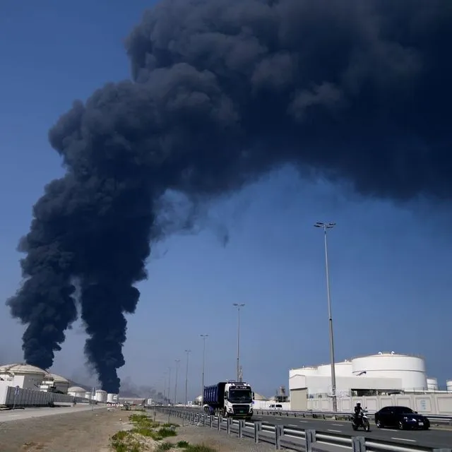 Φωτιά σε πετρελαϊκή εγκατάσταση στη Φουτζάιρα των Ηνωμένων Αραβικών Εμιράτων