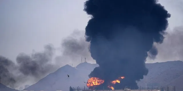 Οι ΗΠΑ λένε ότι έπληξαν πάνω από 90 στόχους στο Χαργκ – To Ιράν χτυπά Αμπού Ντάμπι, Μπαχρέιν, Κουβέιτ