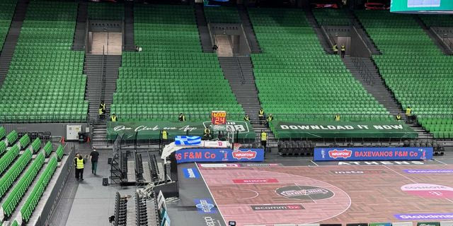 Plexiglass πίσω από τον πάγκο των φιλοξενούμενων, χωρίς προστατευτικό δίχτυ το ντέρμπι