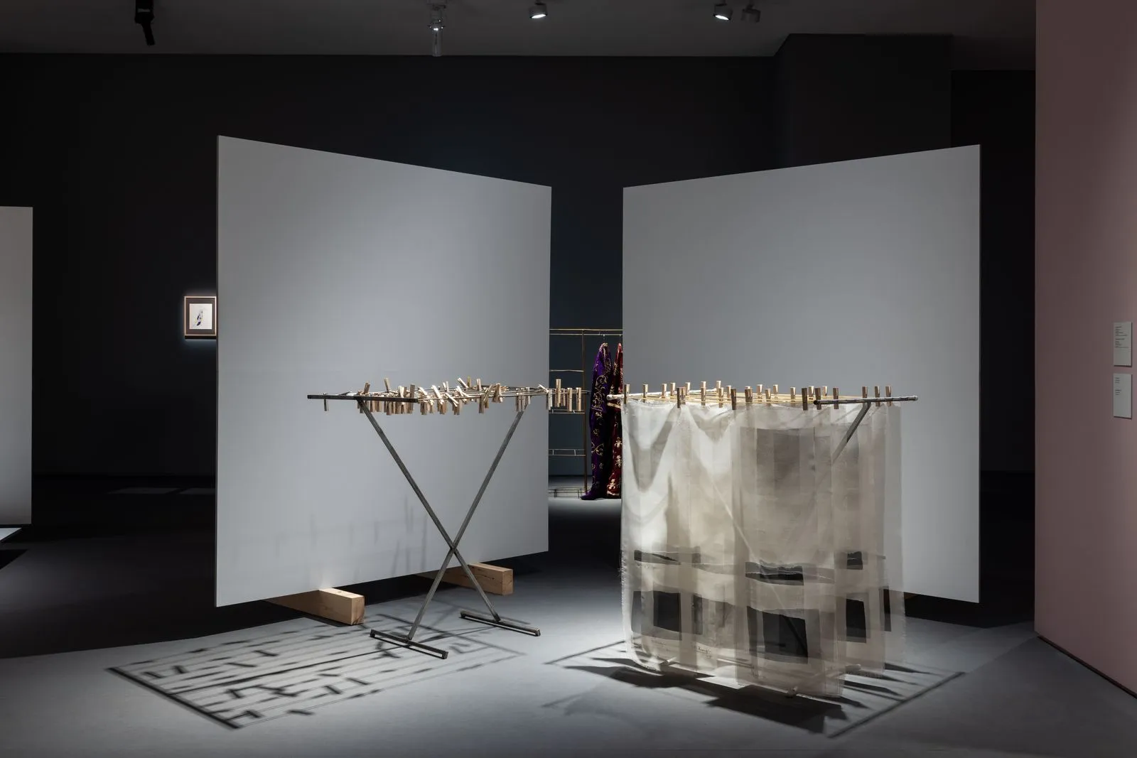 Άποψη εγκατάστασης έκθεσης Ωδή στα πράγματα. Νίκη Καναγκίνη, Αναδρομική