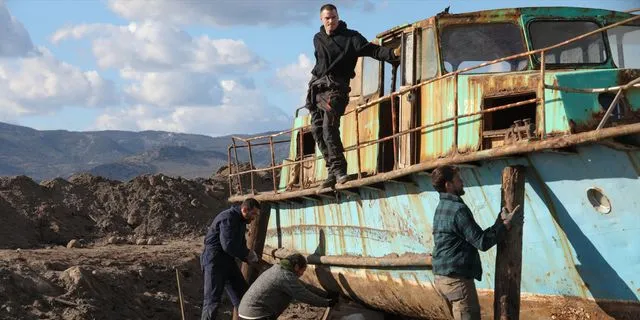 Για να γυρίσει το “Μπιτσκόμπερ”, ο Αριστοτέλης Μαραγκός έφτιαξε πραγματικά ένα πλοίο