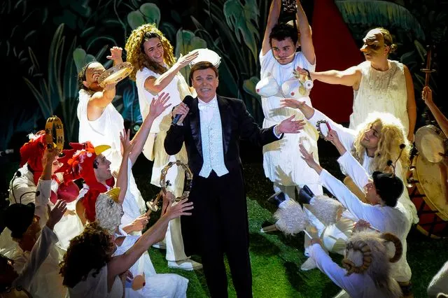 Πέθανε ο Γιώργος Μαρίνος - Συγκίνηση για τον εμβληματικό σόουμαν