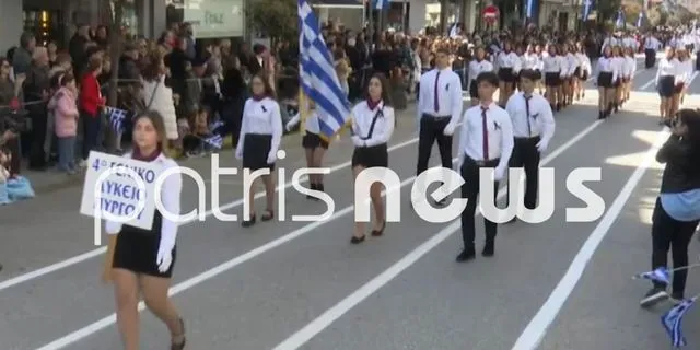 Πύργος: Με μαύρες κορδέλες στην παρέλαση οι συμμαθητές του 18χρονου Μάκη που σκοτώθηκε