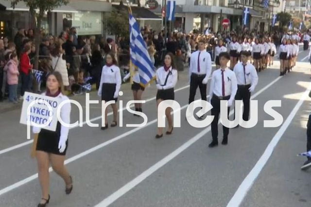 Πύργος: Με μαύρες κορδέλες στην παρέλαση οι συμμαθητές του 18χρονου Μάκη που σκοτώθηκε