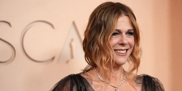 Η Ρίτα Γουίλσον μίλησε ελληνικά στο κόκκινο χαλί των Όσκαρ