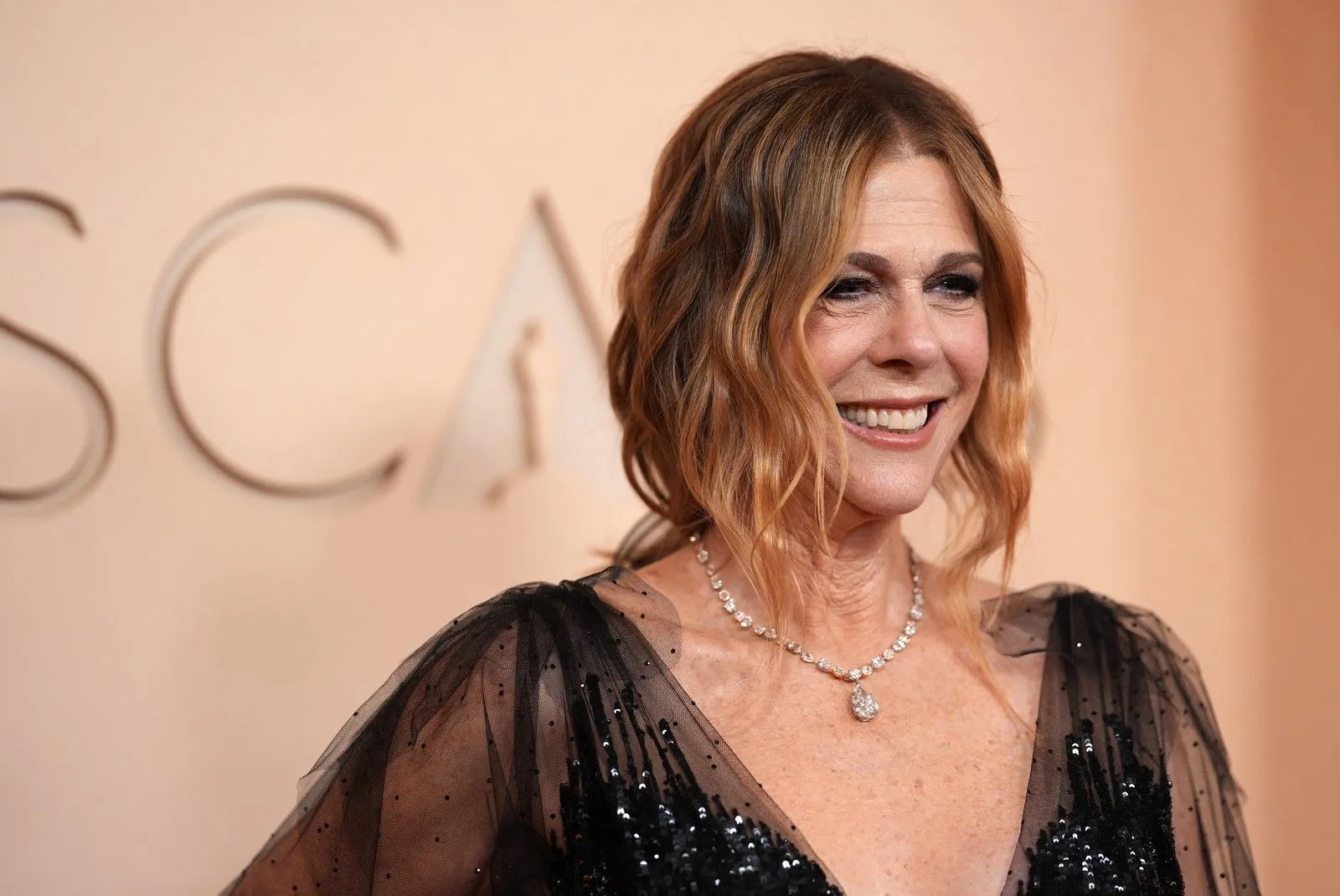 Η Ρίτα Γουίλσον μίλησε ελληνικά στο κόκκινο χαλί των Όσκαρ