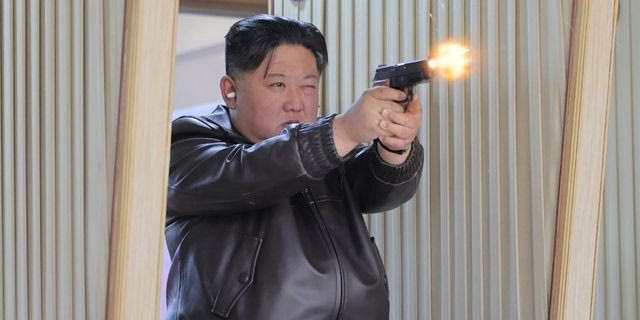 Ο Κιμ Γιονγκ Ουν και η έφηβη κόρη του δοκίμασαν όπλα σε εργοστάσιο