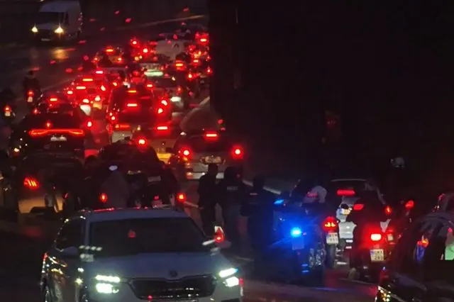 Χάος στην Κηφισίας λόγω δύο τροχαίων – Στο ένα ενεπλάκη μηχανή της ΕΛ.ΑΣ.