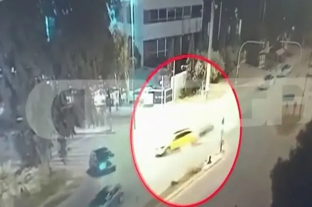 Τραγωδία στη Βούλα: Βίντεο ντοκουμέντο – Η στιγμή της σύγκρουσης του ΙΧ με το ταξί