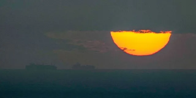 Κουβέιτ: Δεξαμενόπλοιο με πετρέλαιο χτυπήθηκε από το Ιράν στο Ντουμπάι – Φόβοι για διαρροή