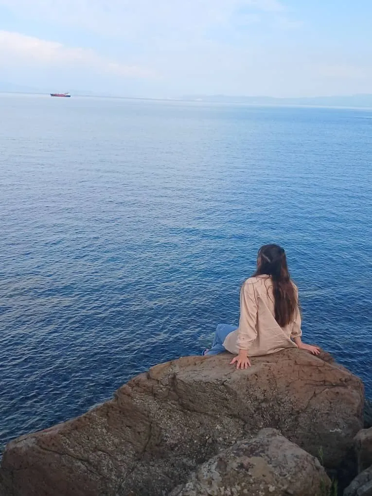 Το γέλιο της μητέρας της, η μυρωδιά του φρέσκου ψωμιού, τα ζουμερά καλοκαιρινά φρούτα, οι οικογενειακές συγκεντρώσεις, οι αγκαλιές. Αυτές είναι μερικές μόνο από τις εικόνες που κρατά η Sima από το Αφγανιστάν