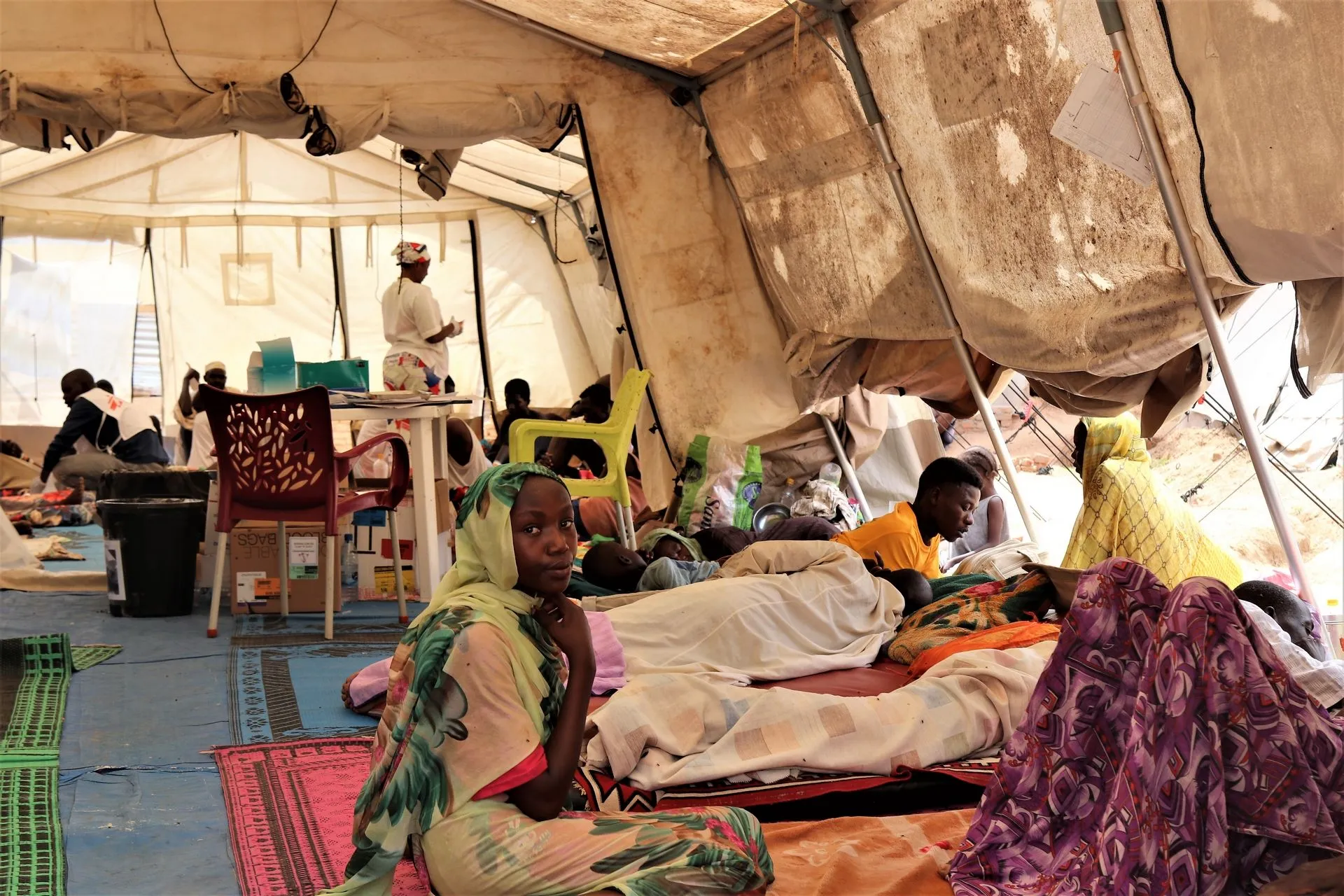 Πρόχειρο νοσοκομείο στην πόλη Αντρέ, μόλις 5 χλμ. από το Σουδάν. Το νοσοκομείο, τους πρώτους μήνες του πολέμου, δεχόταν καθημερινά πάνω από 800 πρόσφυγες την ημέρα, κυρίως γυναίκες και παιδιά