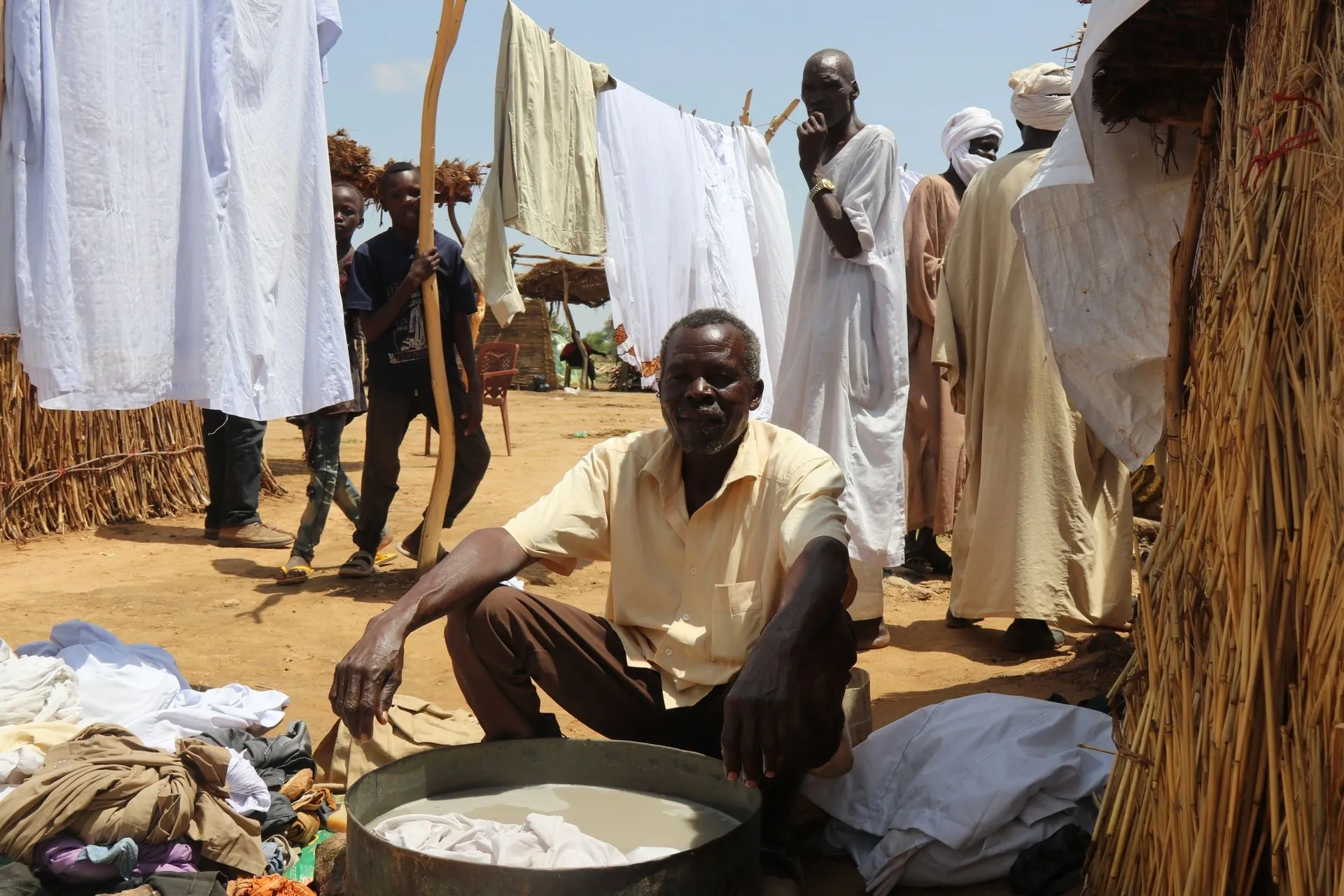 Ο Ahmed είναι Σουδανός πρόσφυγας στον καταυλισμό Κουφράμ, στο ανατολικό Τσαντ. Εκεί δημιούργησε μια μικρή επιχείρηση καθαρισμού ρούχων, η οποία του επιτρέπει να στηρίζει την οικογένειά του